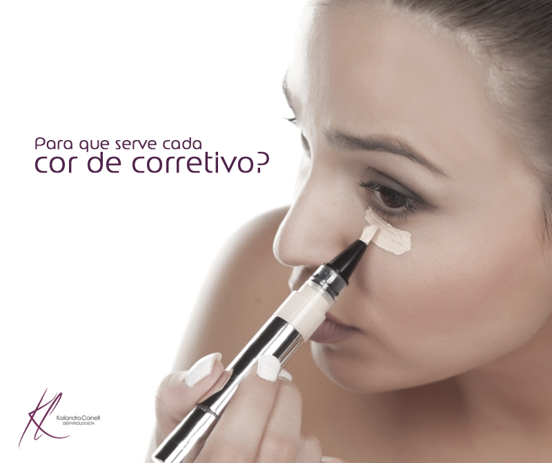 Mulher Passando Corretivo No Rosto