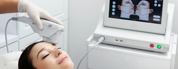 Mulher realiza ultrassom microfocado