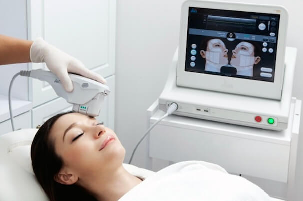 Mulher realiza ultrassom microfocado