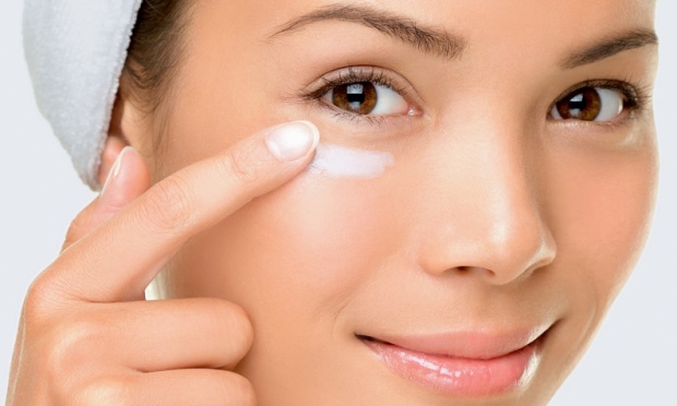 Mulher usa produto para amenizar olheiras