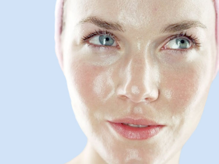 Mulher com pele oleosa | Como cuidar da pele oleosa