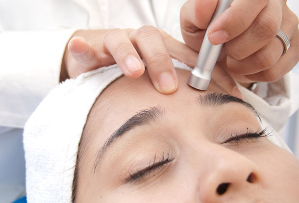 Mulher realiza peeling no rosto | Qual tipo de peeling é o ideal para você?