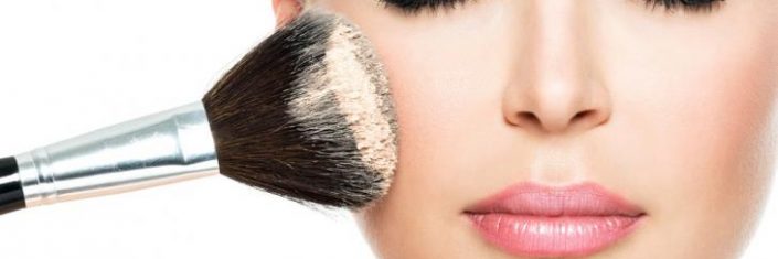 Mulher usa maquiagem | Como cuidar da pele antes e depois da maquiagem