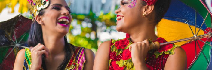 Mulheres vestidas para o carnaval
