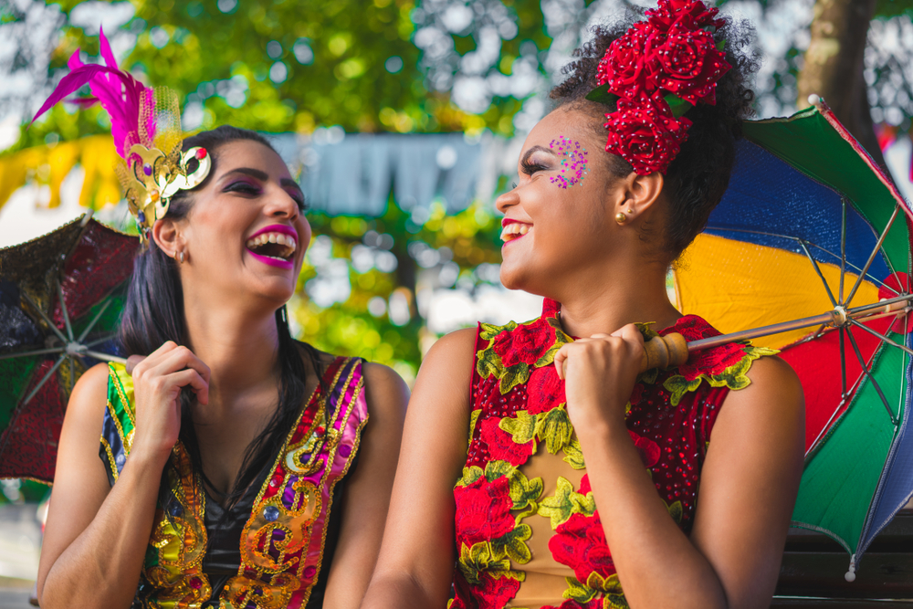 Mulheres vestidas para o carnaval